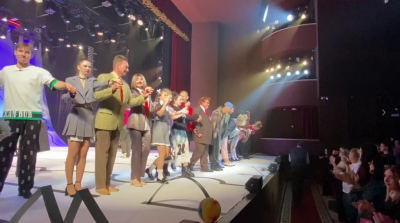 С Премьерой!