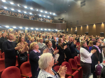 С Открытием! С Премьерой!